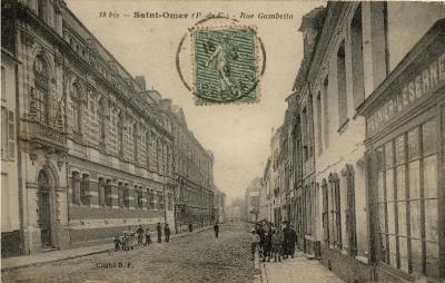 Cette longue rue va du bas de la ville à l'enclos de Notre-Dame. Sur la gauche on peut voir la bibliothèque et le lycée RIBOT. Dans cette rue se trouvait aussi l' ancienne gendarmerie. 